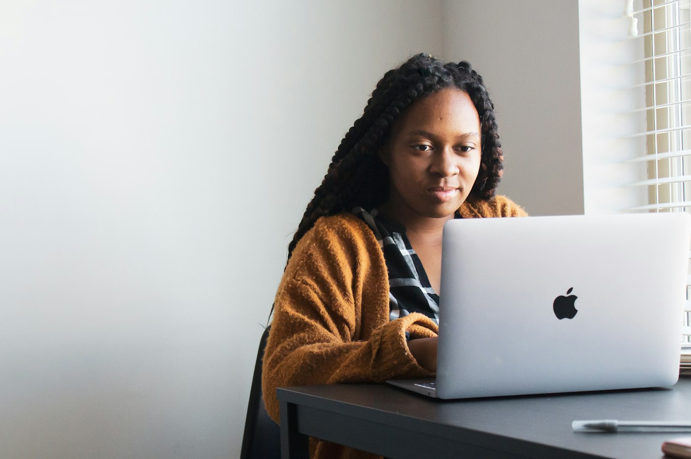 Une candidate prépare son CV sur un ordinateur portable